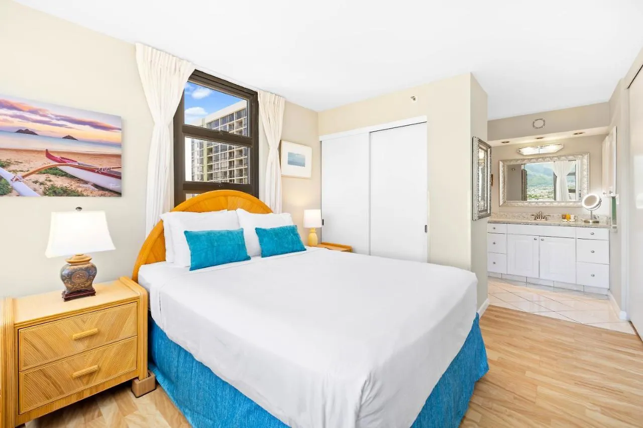 Beautiful Mountain Views & Steps To Waikiki Beach Honolulu Apartment