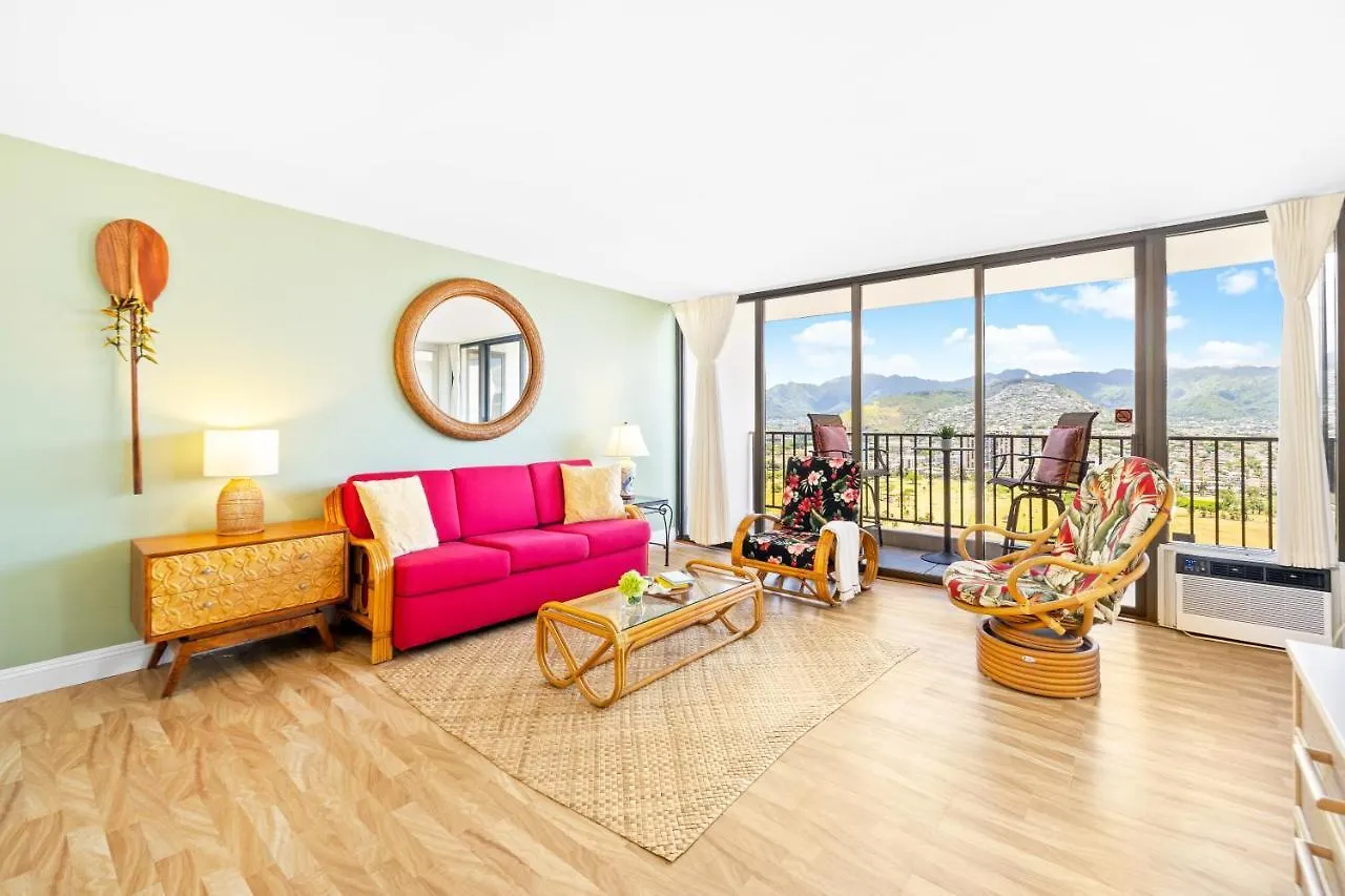Beautiful Mountain Views & Steps To Waikiki Beach Honolulu Apartment